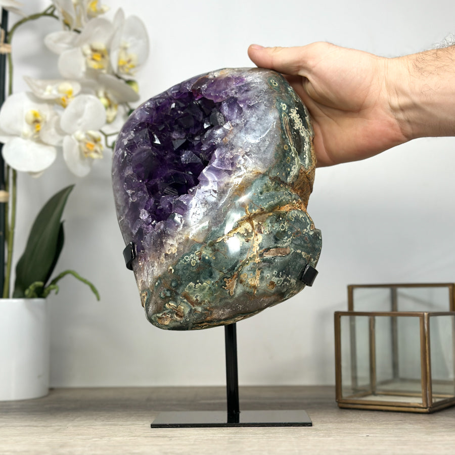 Amethyst-Geode mit grün gebänderter Jaspis-Schale