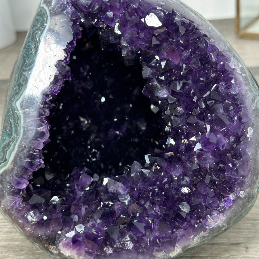 Amethyst-Geode mit intensiv tiefvioletter Kristallstruktur