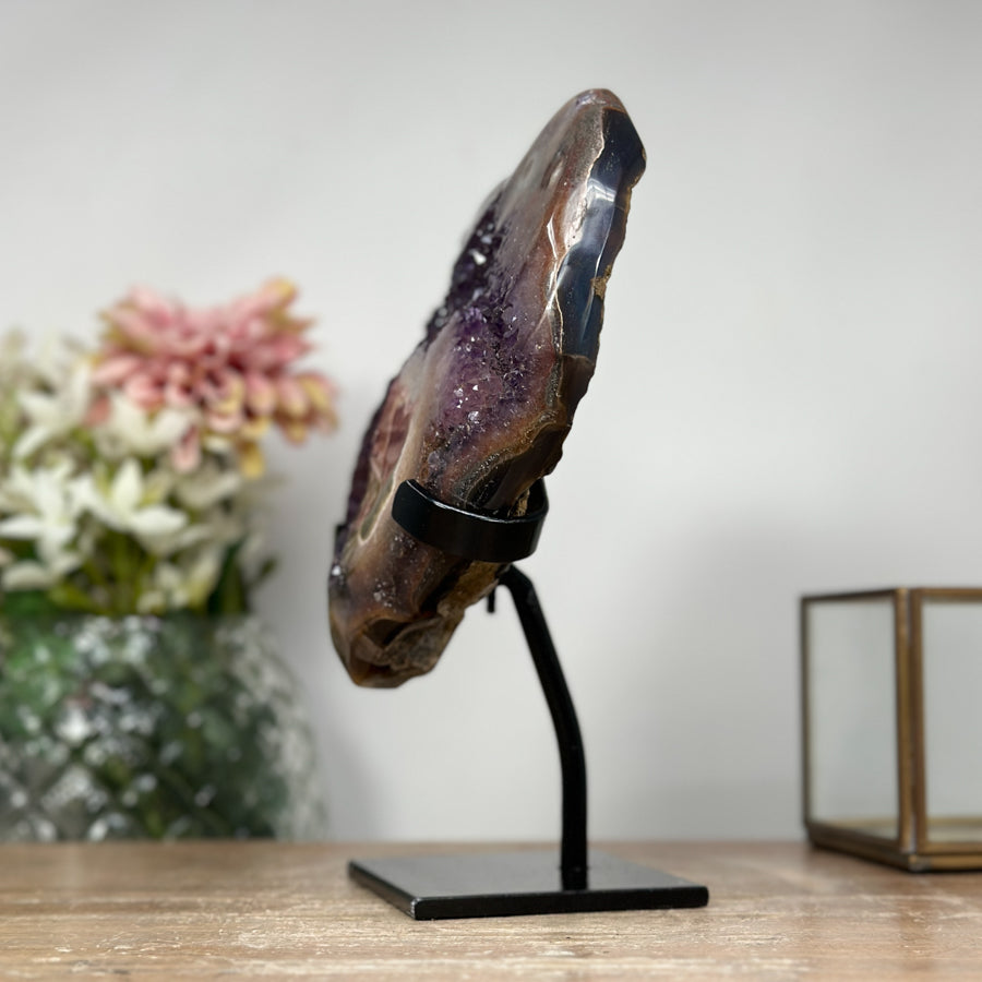 Amethyst-Herzskulptur mit polierter Naturstruktur