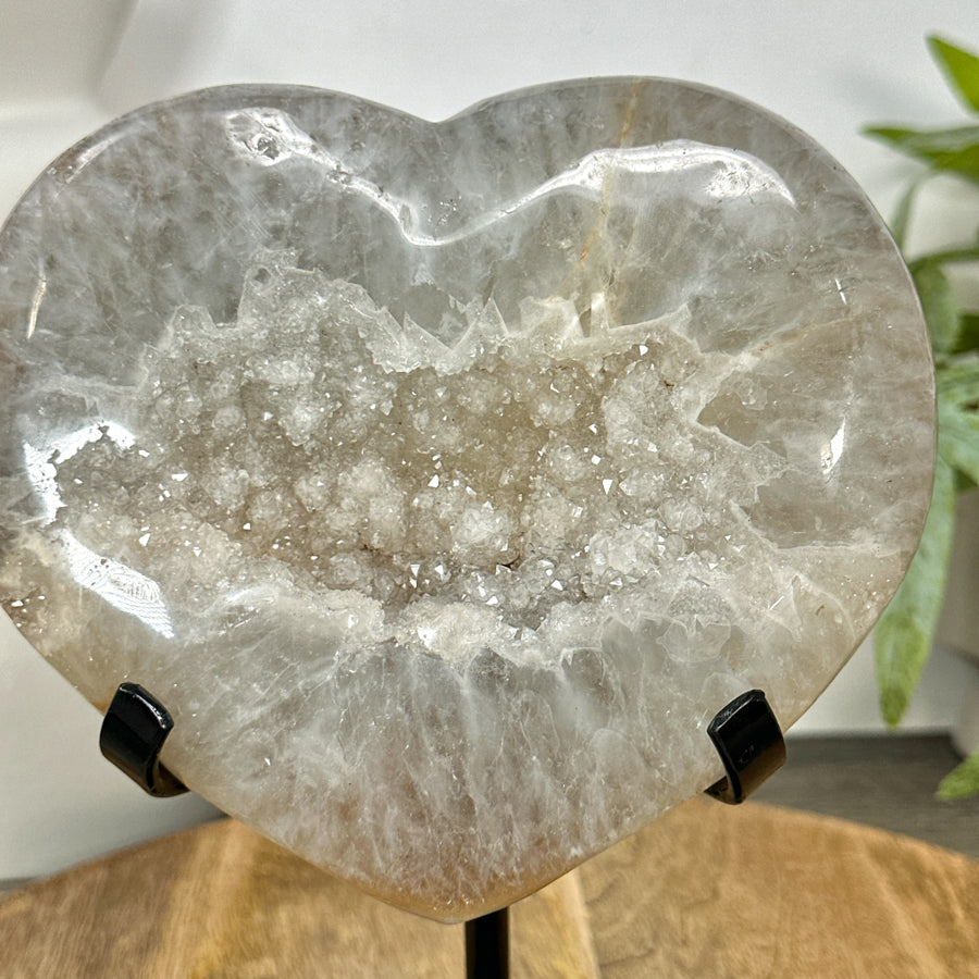 Quarz-Herzskulptur mit klar definierter, lichtreflektierender Kristallstruktur