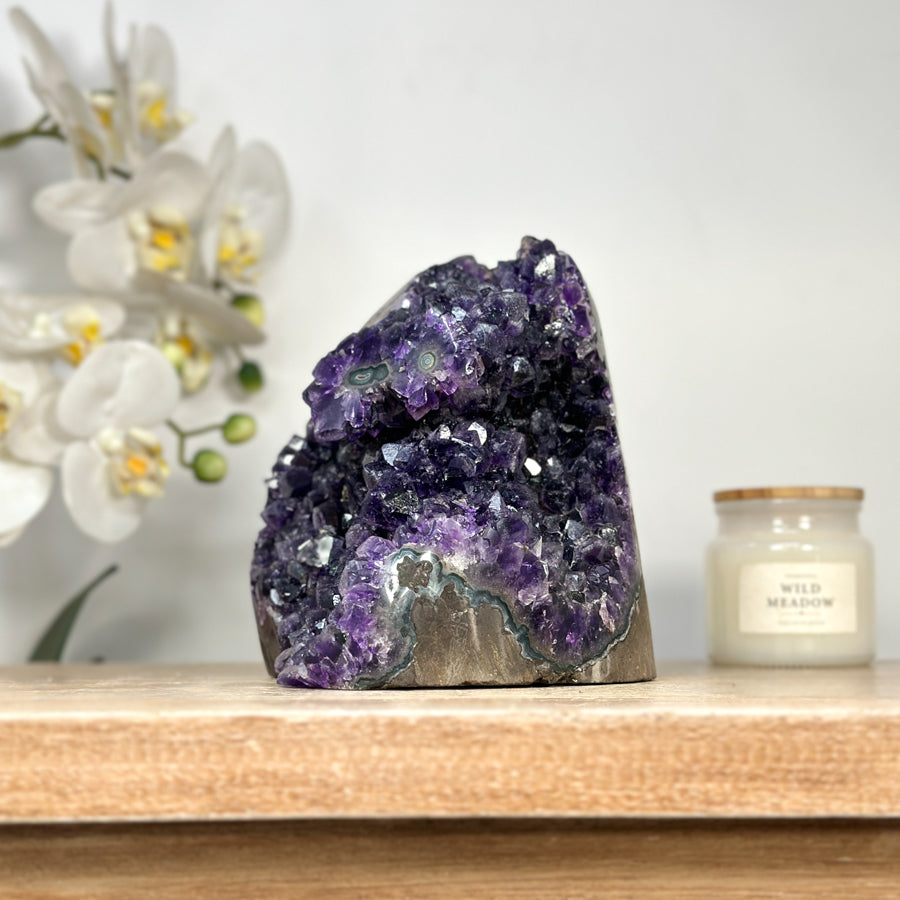 Amethyst-Druse mit intensiv tiefvioletter Kristallstruktur