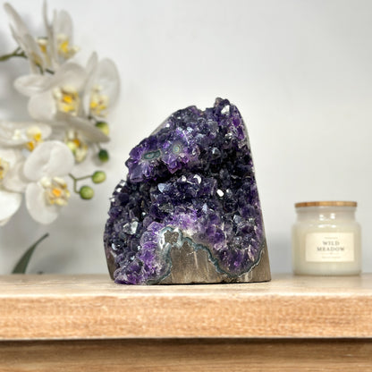 Amethyst-Druse mit intensiv tiefvioletter Kristallstruktur