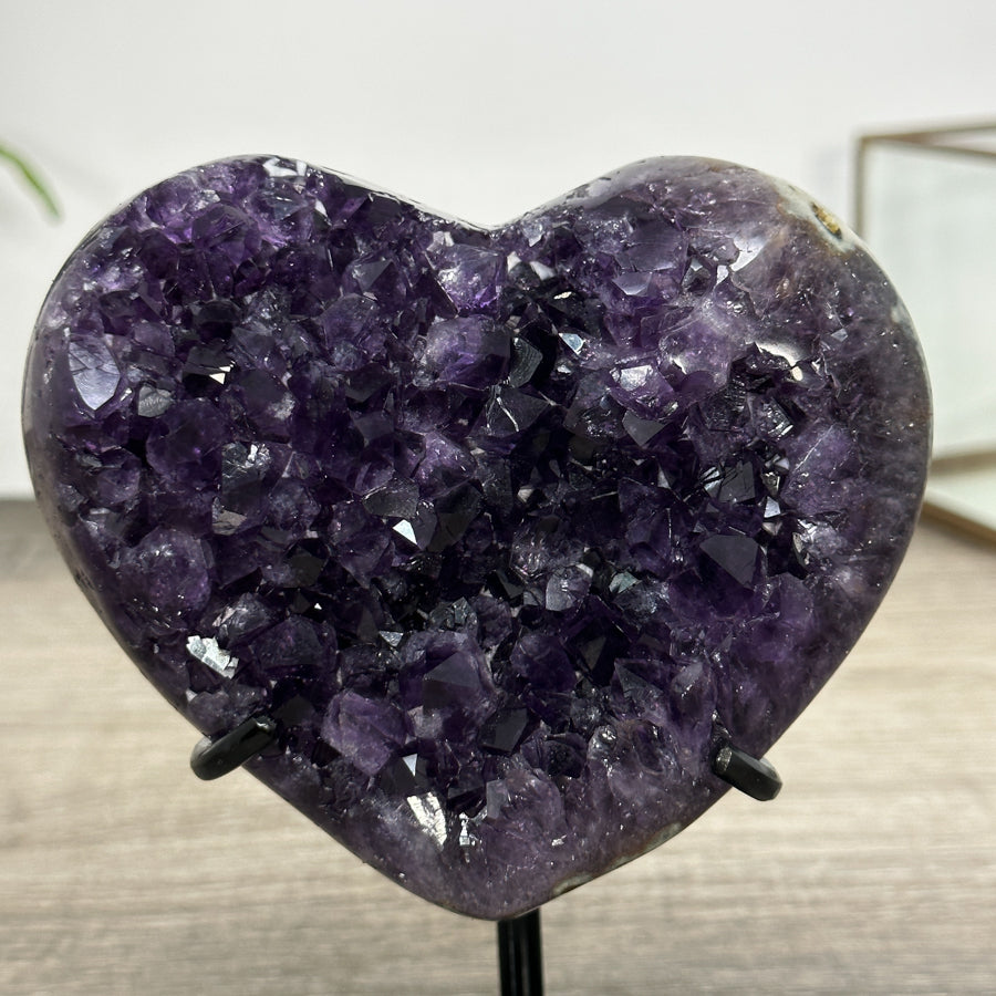 Amethyst-Herzskulptur mit kraftvoll gewachsener, purpurner Kristallstruktur