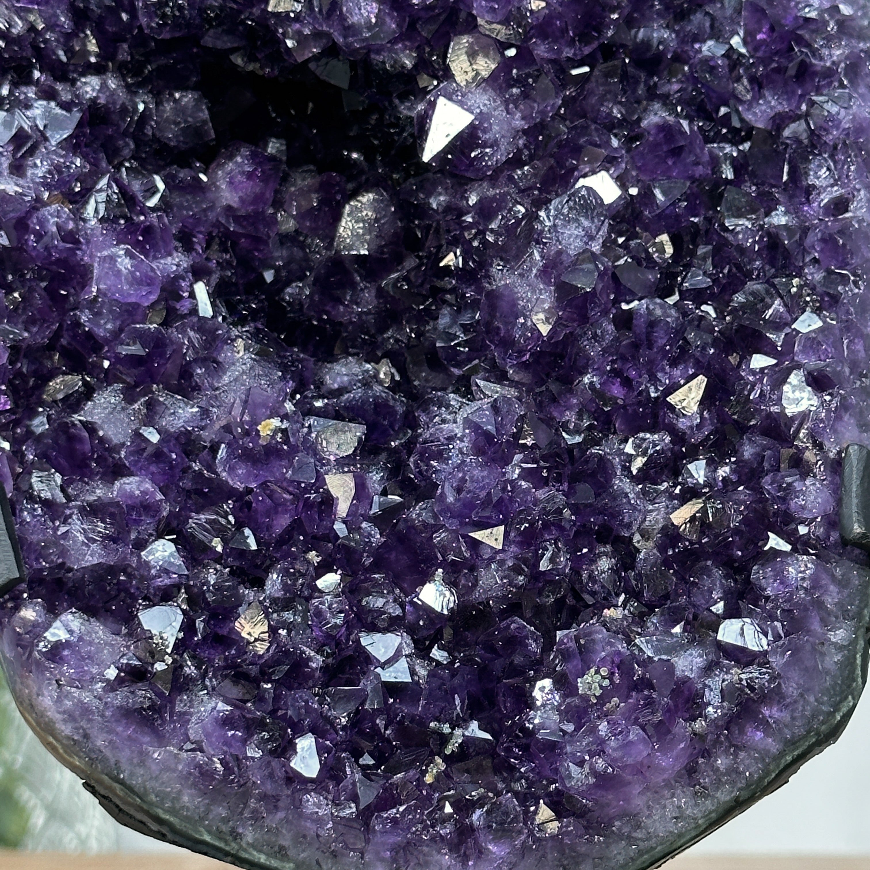 Amethyst-Cluster mit samtig tiefvioletten Kristallspitzen, in ausgewählter Spitzenqualität