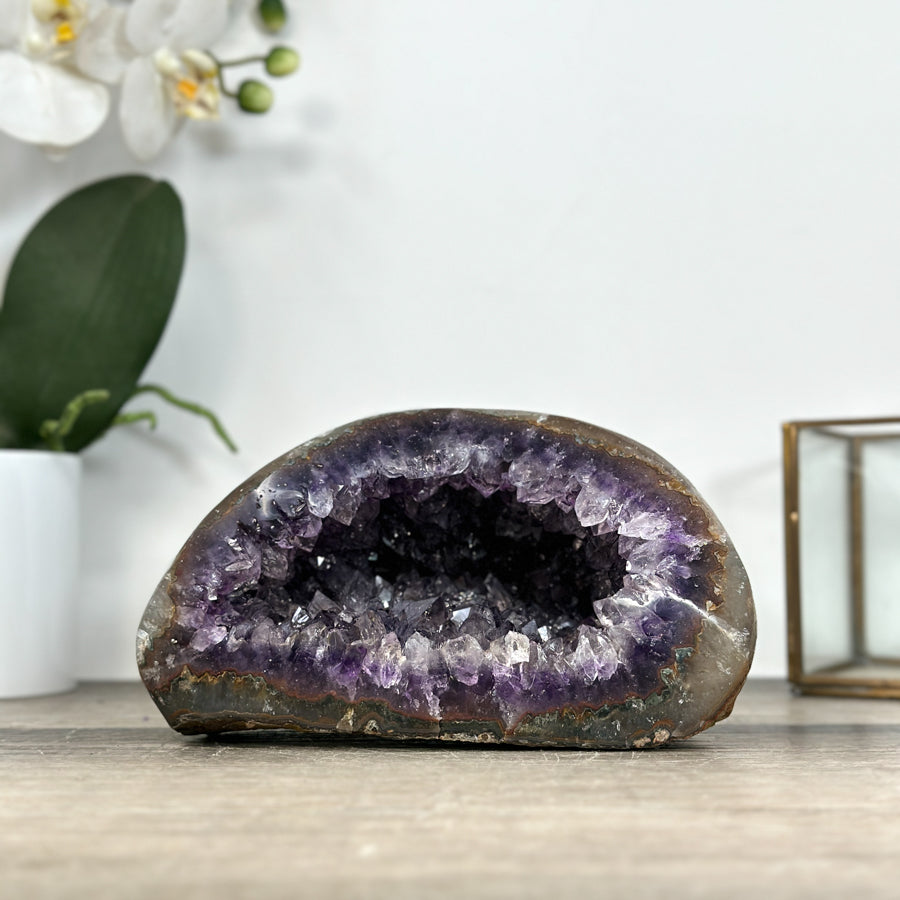 Amethyst-Geode mit kontrastreicher Quarzschale