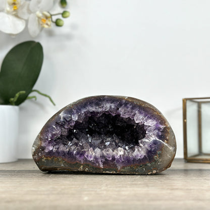 Amethyst-Geode mit kontrastreicher Quarzschale