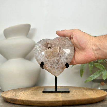 Zuckerquarz-Druzy-Herzskulptur mit fein glitzernder, kompakter Kristalloberfläche