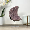 Amethyst-Mond in zartem Farbton mit natürlicher Kristallstruktur