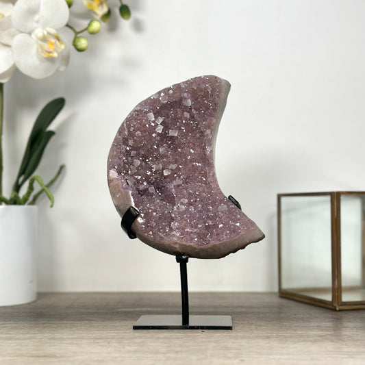 Amethyst-Mond in zartem Farbton mit natürlicher Kristallstruktur