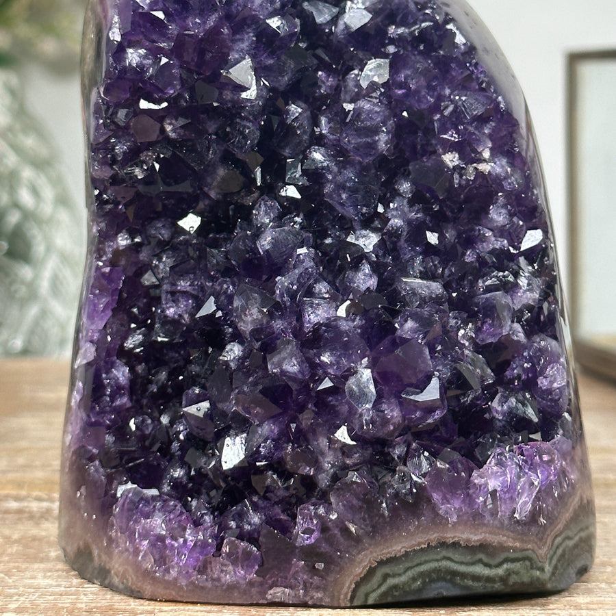 Amethyst-Druse mit tiefvioletter, dicht verwachsener Kristallzone