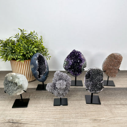 Kristallenskulpturen-Set 6-teilig, mit facettenreicher Kristallstruktur und kontrastreicher Mineralvielfalt