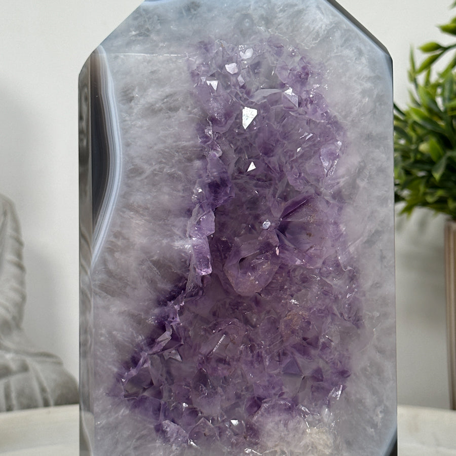 Blaugebänderter-Achat-Amethyst-Obelisk mit harmonisch verlaufender Bänderstruktur