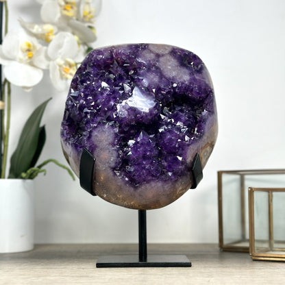 Amethyst-Cluster mit kompakt gewachsener, stalaktitischer Innenstruktur, in ausgewählter Spitzenqualität