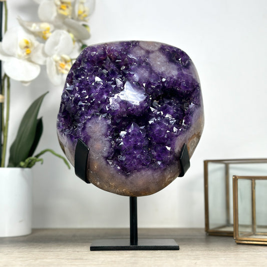 Amethyst-Cluster mit kompakt gewachsener, stalaktitischer Innenstruktur, in ausgewählter Spitzenqualität
