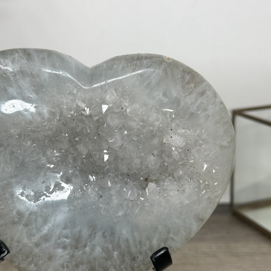 Quarz-Herzskulptur mit kristallklarer, prismatischer Kristallbildung