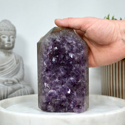 Amethyst-Achat-Obelisk mit klarer Mineralbänderung