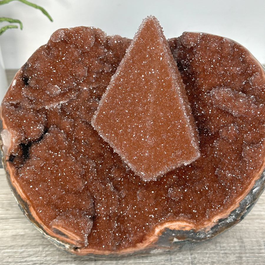 Kalzit-Kristall mit orangefarbener Druzy-Oberfläche und außergewöhnlich feiner kristalliner Struktur