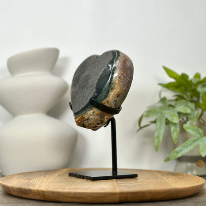 Grüne Quarz-Druzy-Herzskulptur mit kontrastreicher Jaspis-Matrix