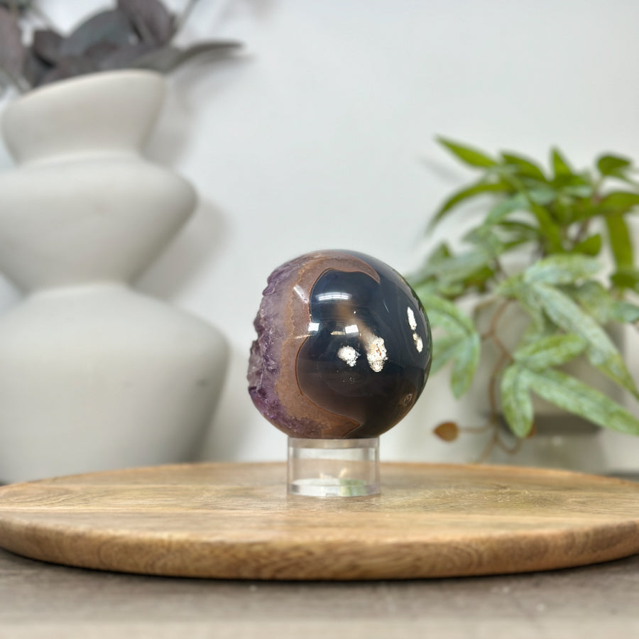 Amethyst-Achat-Steinkugel mit Druzy-Struktur und klarer Kristallbildung