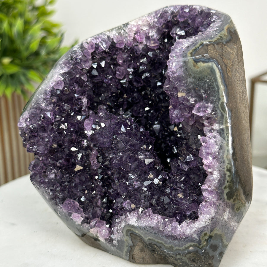 Amethyst-Geode mit geschnittener Standbasis und klarer Kristallstruktur