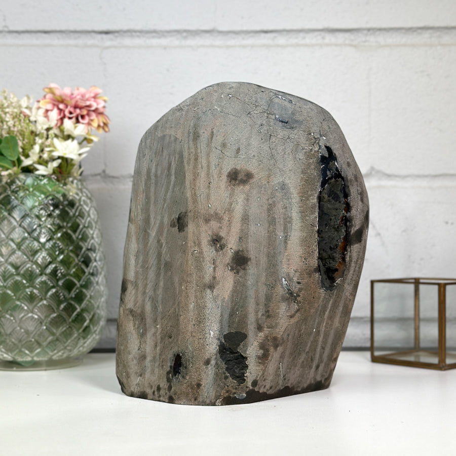 Amethyst-Kathedrale groß mit imposant geöffneter, violetter Kristallkammer