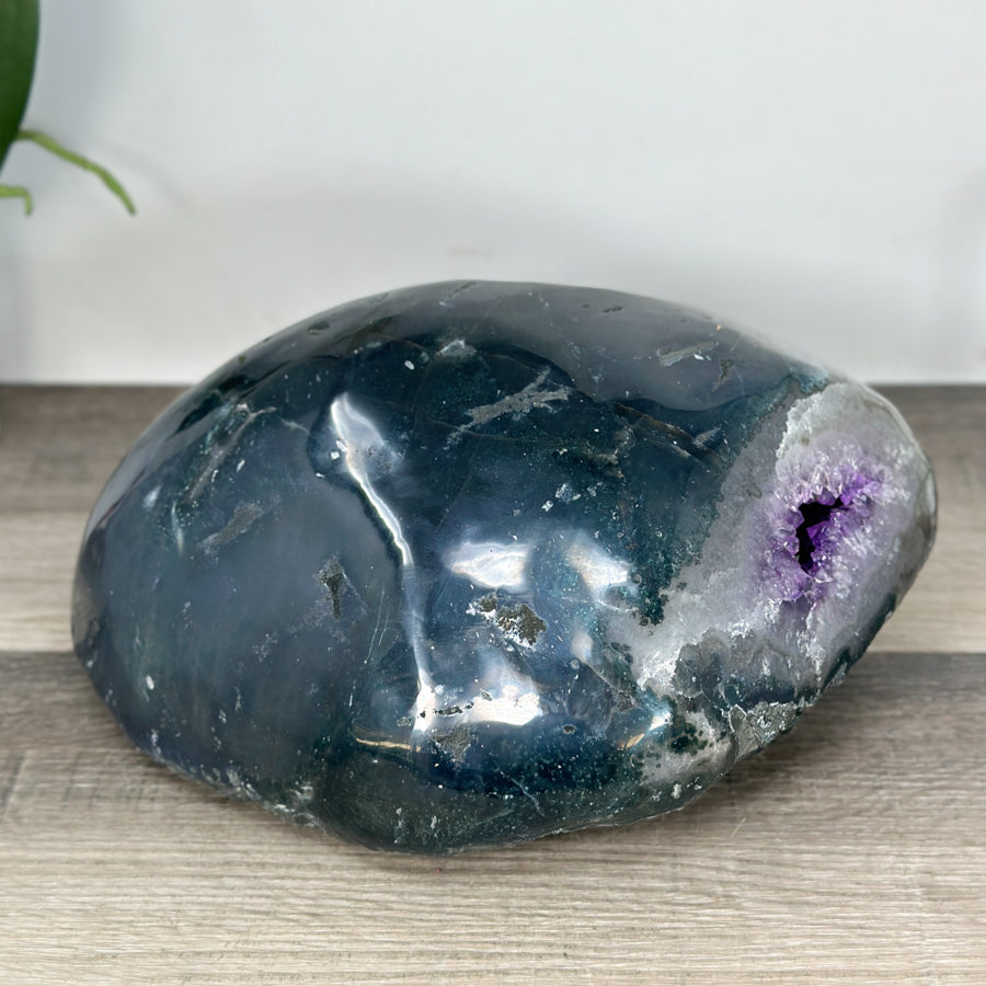Amethyst-Achat-Geode mit klar definierter Kristallkammer und strukturierter Randzone
