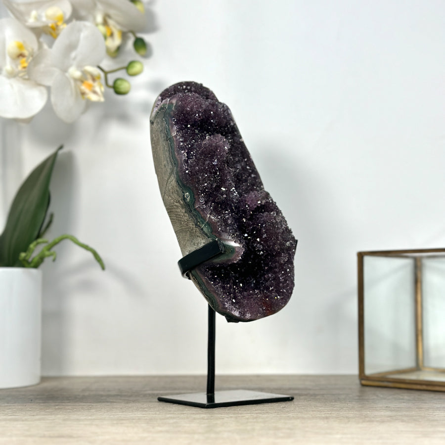 Amethyst-Kristall mit filigraner Stalaktitenbildung