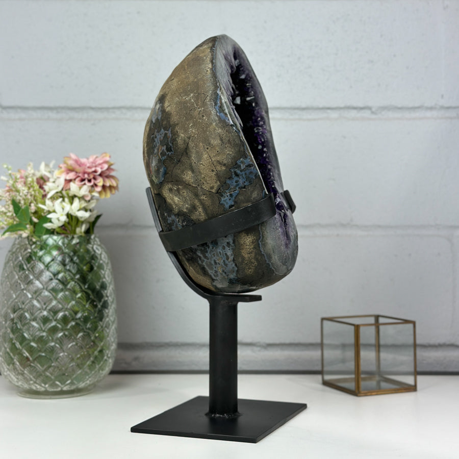 Amethyst-Geode groß mit tiefvioletten, lichtreflektierenden Kristallen, in exklusiver Premiumqualität