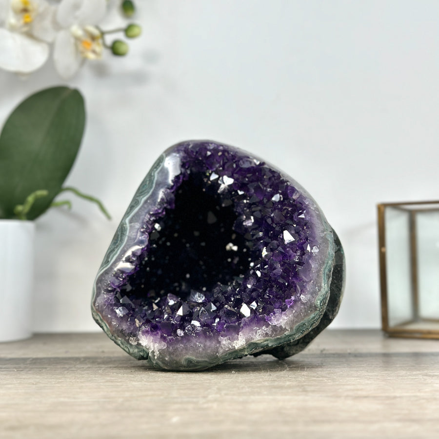 Amethyst-Geode mit intensiv tiefvioletter Kristallstruktur