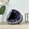 Amethyst-Geode mit intensiv tiefvioletter Kristallstruktur
