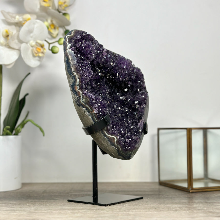 Amethyst-Kristallcluster mit frei stehender Spitzenarchitektur
