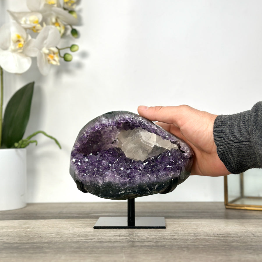 Amethyst-Geode mit Kalzitstruktur und dichter Kristallbildung