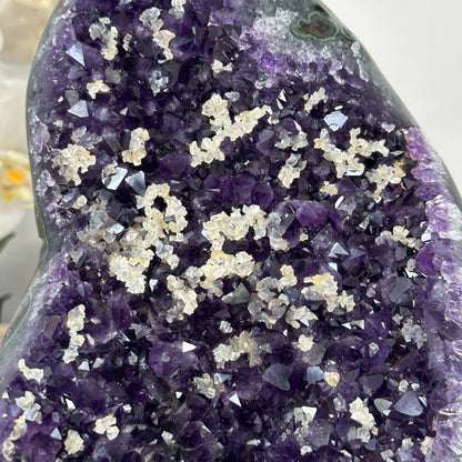 Amethyst-Geode groß mit Kalzit-Einschlüssen und kraftvoller Kristallstruktur