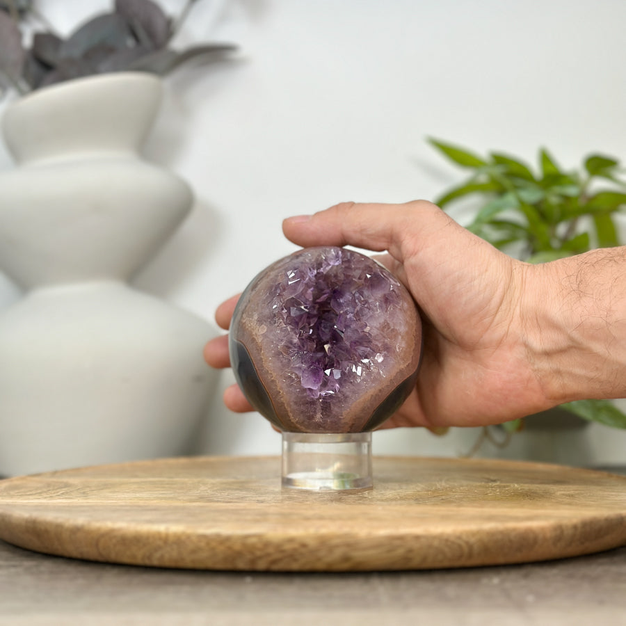Amethyst-Achat-Steinkugel mit Druzy-Struktur und klarer Kristallbildung