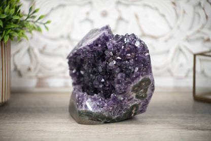 Amethyst-Kristall-Exemplar mit natürlich gewachsener, violetter Kristallstruktur