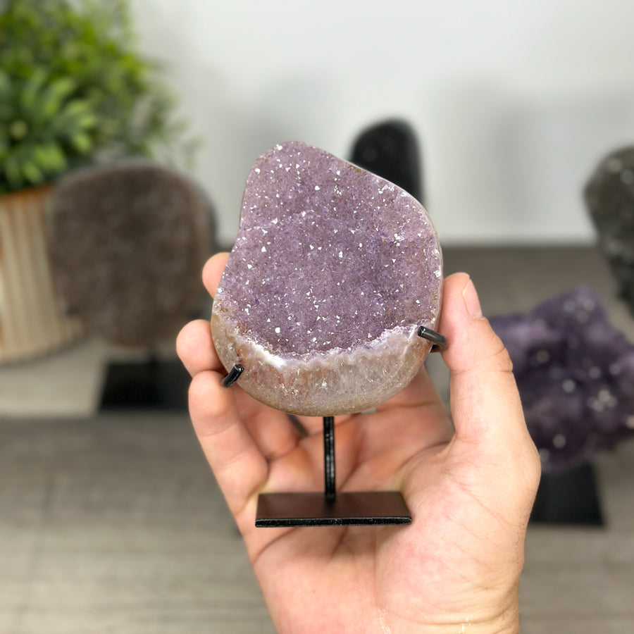 Kristallskulpturen-Set 6-teilig, mit kristallreicher Struktur und kontrastreicher Mineralformation