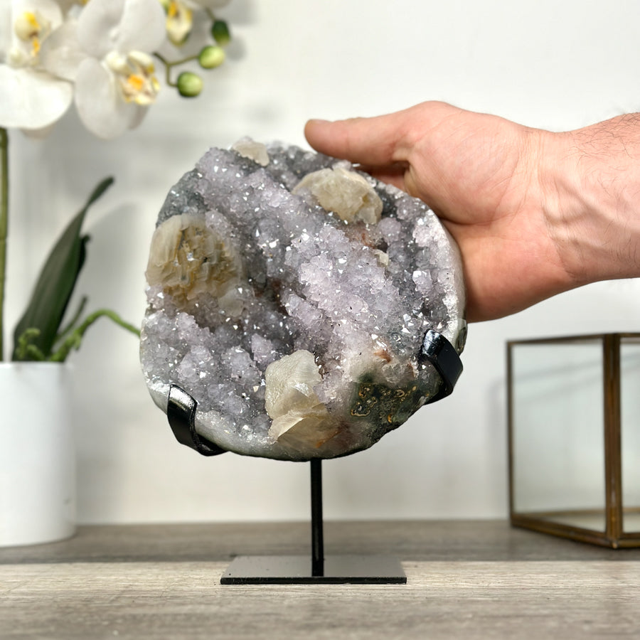 Amethyst-Kalzit-Kristallcluster mit vertikal gewachsener Tropfsteinbildung