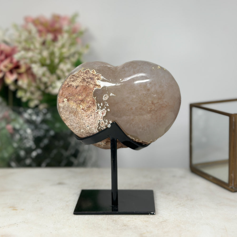 Rosa Zucker-Amethyst-Kristallherz mit fein funkelnder Druzy-Oberfläche