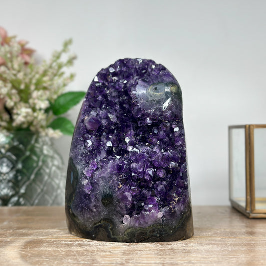 Amethyst-Kathedrale mit markant facettierter Kristallarchitektur