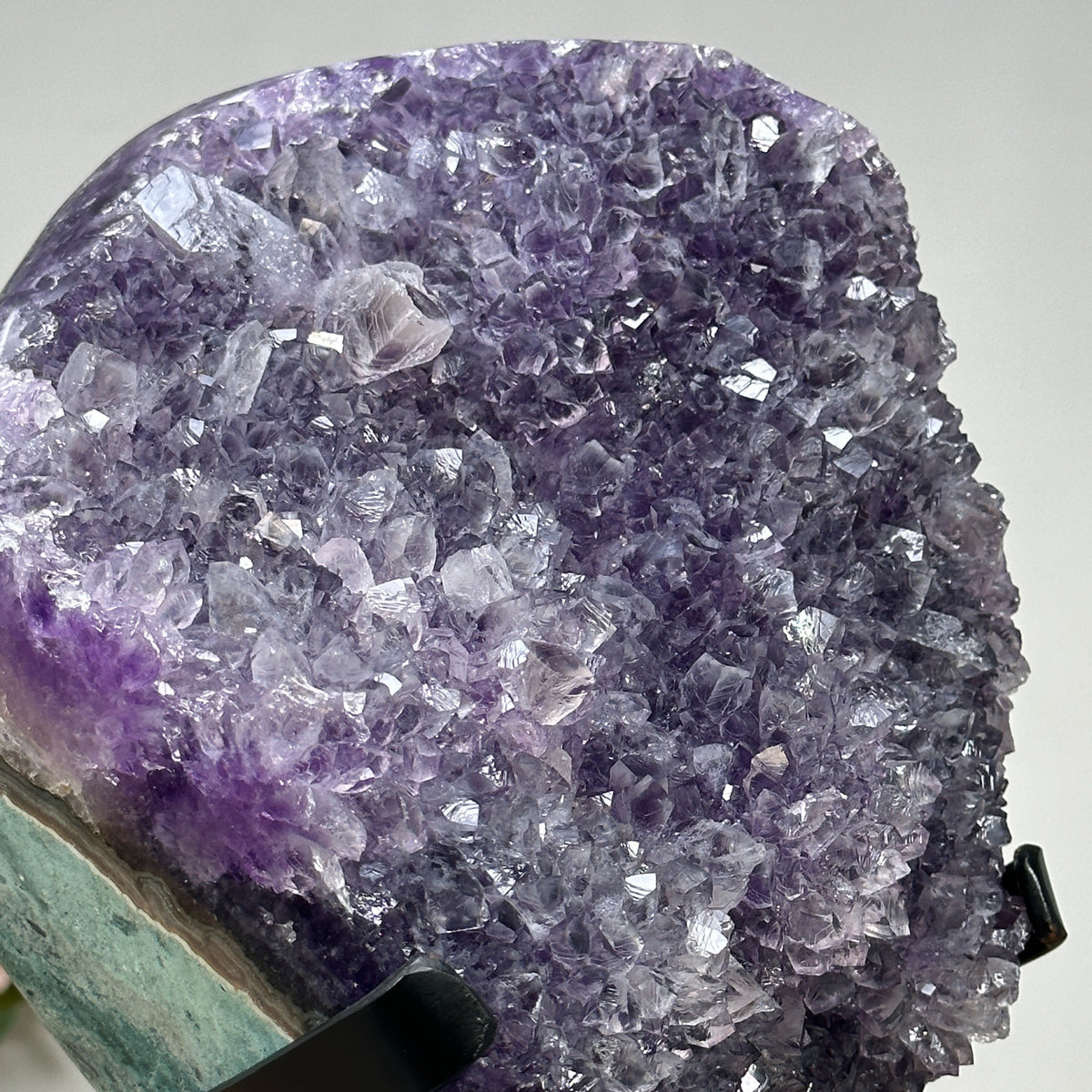 Amethyst-Jaspis-Kristallcluster groß mit grün gebänderter Naturschale