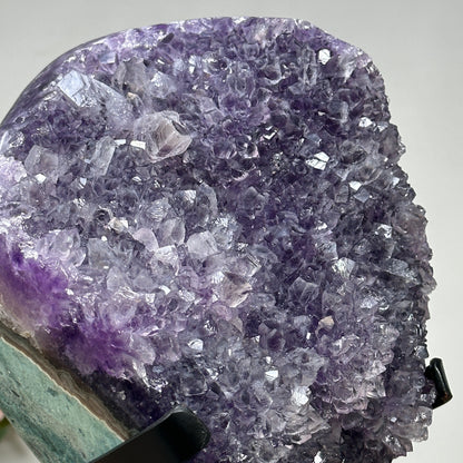 Amethyst-Jaspis-Kristallcluster groß mit grün gebänderter Naturschale