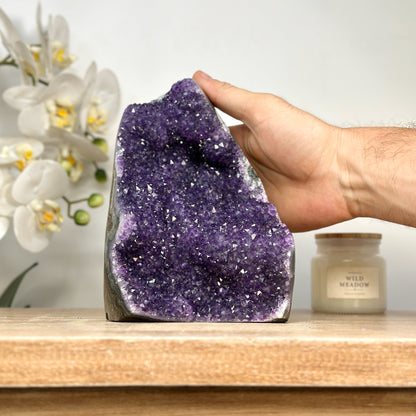 Amethyst-Kathedrale groß mit ausgeprägter Stalaktitenstruktur und plastischer Formation