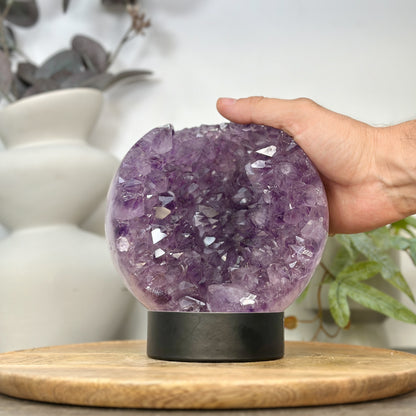 Amethyst-Steinkugel mit harmonischer Kristallstruktur und feiner Druzy-Oberfläche