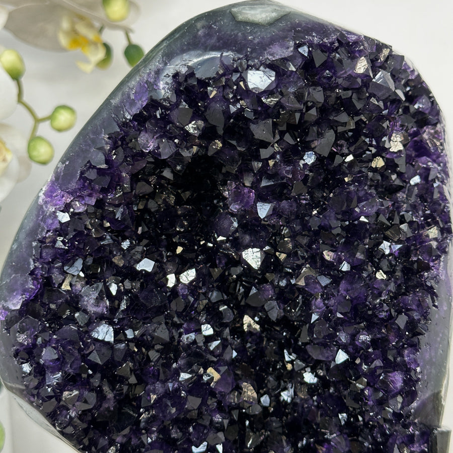 Amethyst-Kristallformation mit monumental gewachsener Kristallstruktur, in exklusiver Premiumqualität