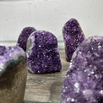 Amethyst-Kathedralen & Drusen-Set 12-teilig, mit symmetrischer Kristallarchitektur und violetter Kristallzone