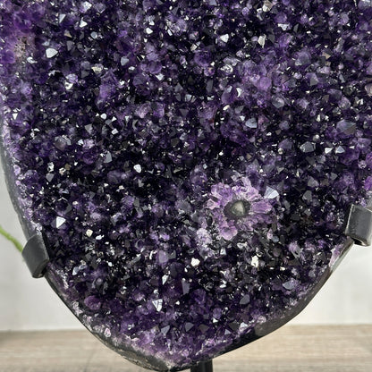 Amethyst-Geode XL mit weit geöffneter, funkelnder Kristallkammer