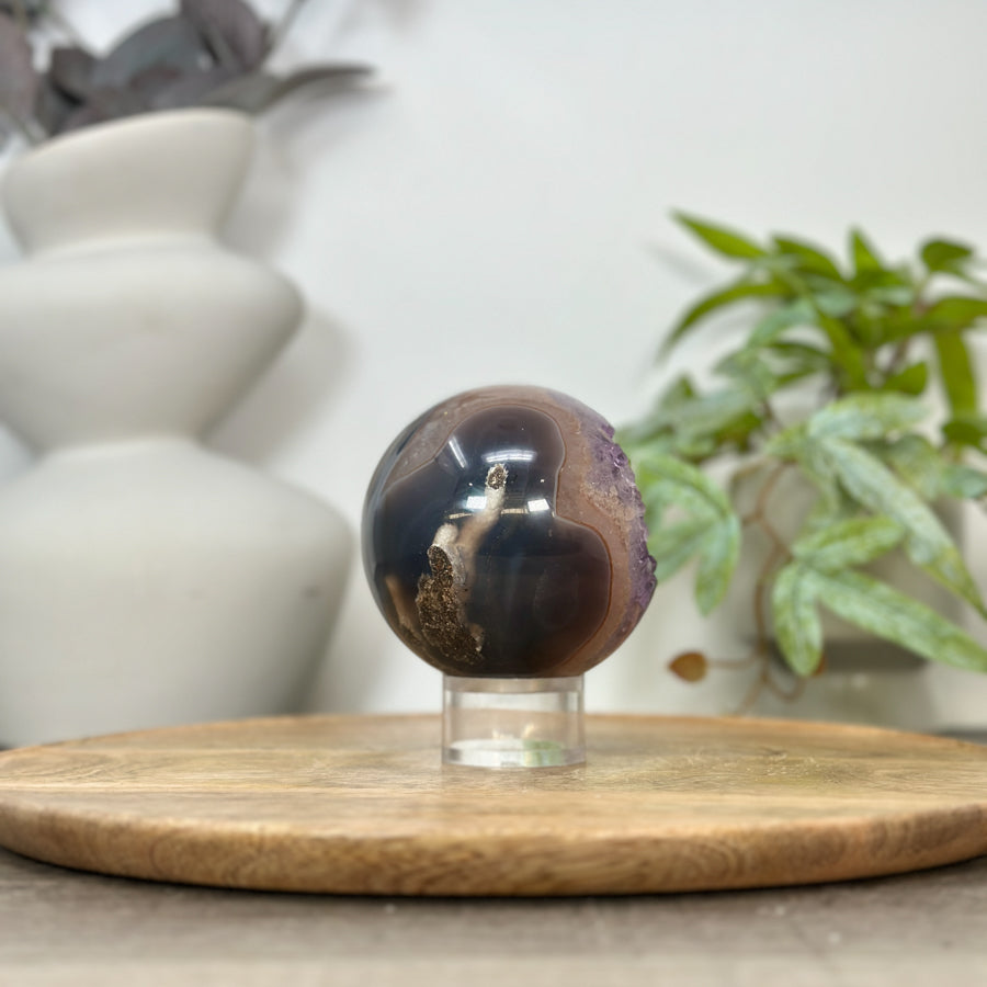 Amethyst-Achat-Steinkugel mit Druzy-Struktur und klarer Kristallbildung