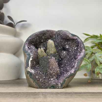 Amethyst-Geode in ausgewählter Spitzenqualität mit seltener Kalzit-Kristallstufe und tiefen Kristallen