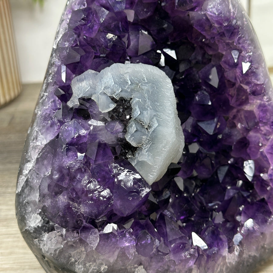 Amethyst-Kathedrale mit eindrucksvoller Kalzit-Einlagerung und violetter Kristallstruktur