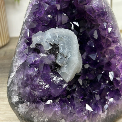 Amethyst-Kathedrale mit eindrucksvoller Kalzit-Einlagerung und violetter Kristallstruktur